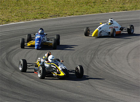 Kim Humborstad (61) kontrollerede begivenhederne i Formel Ford på Sturup Raceway, og hverken Nicki Thiim (52) eller Anders Ole Egebart (48) kunne stille noget op